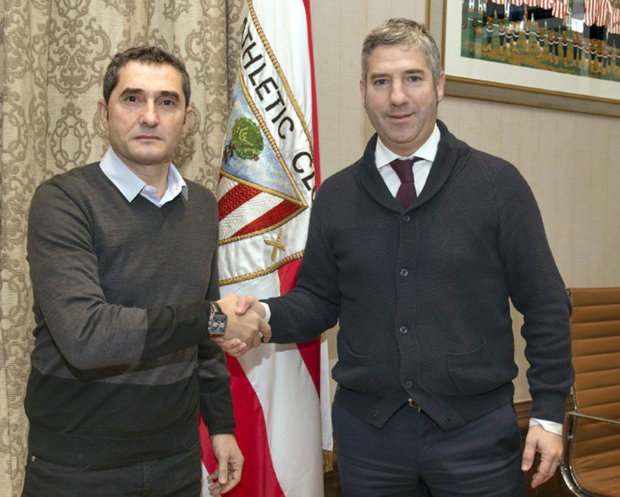 El técnico, junto a Josu Urrutia, tras firmar la ampliación de su contrato en 2016.