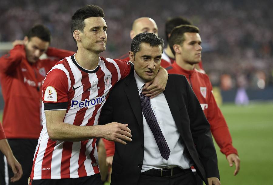 Aduriz abraza al técnico tras perder la Copa en la final ante el Barça.