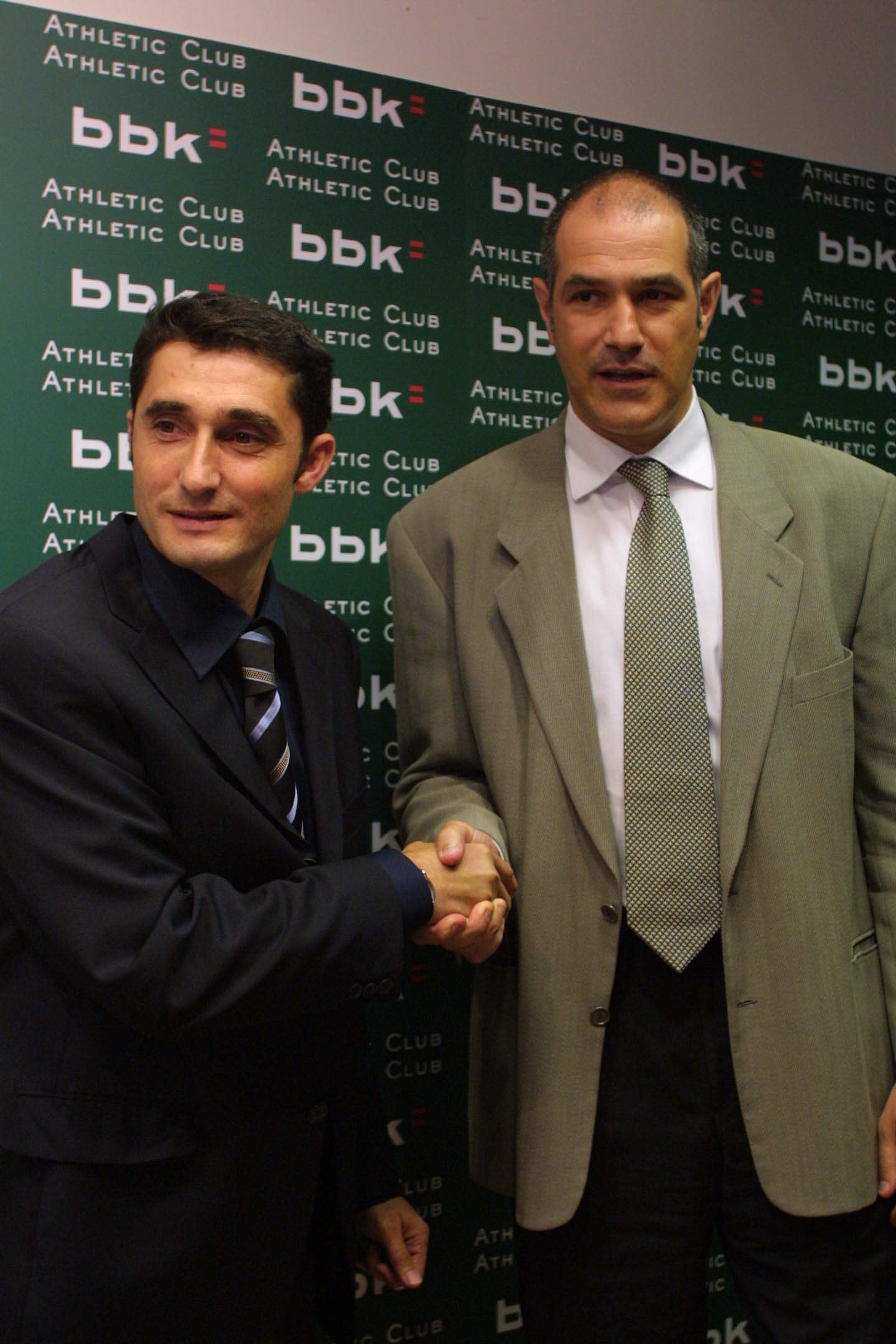 Valverde estrecha la mano a Andoni Zubizarreta, de aquella director general deportivo del Athletic, al ser presentado como entrenador del primer equipo.