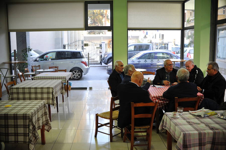Las largas tertulias en los cafés forman parte de la forma de ser de los habitantes de Nicosia.
