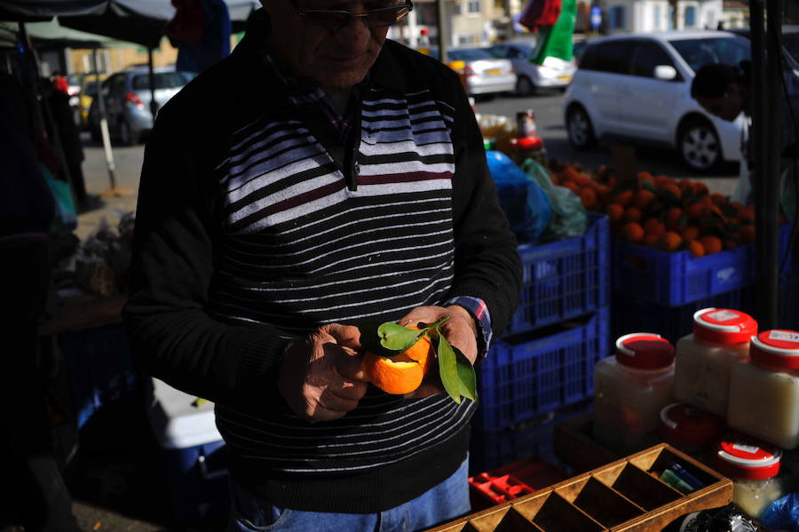 Un hombre vende fruta en uno de los mercados de la ciudad chipriota.