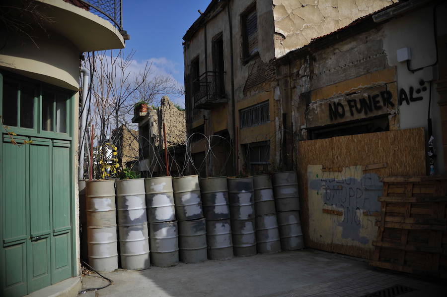 La llamada zona verde que divide a las dos Nicosias está llena de alambradas y cualquier cosa que sirva para delimitar la frontera.