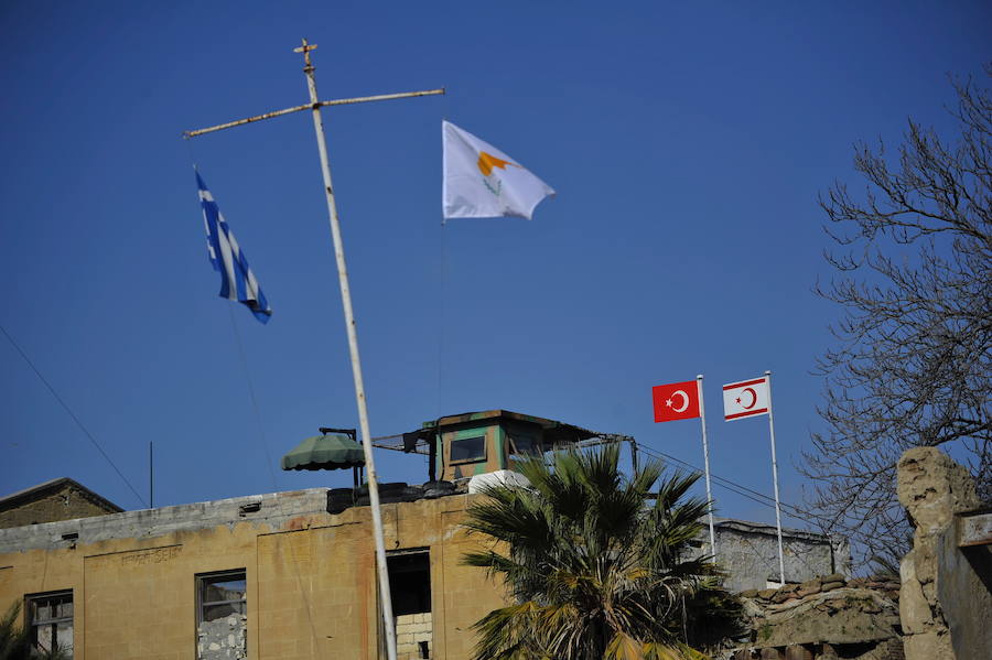 Puesto de vigilancia militar en la zona que separa las dos Nicosia, la chipriota y la turca. Es la única capital de Europa dividida por un muro.