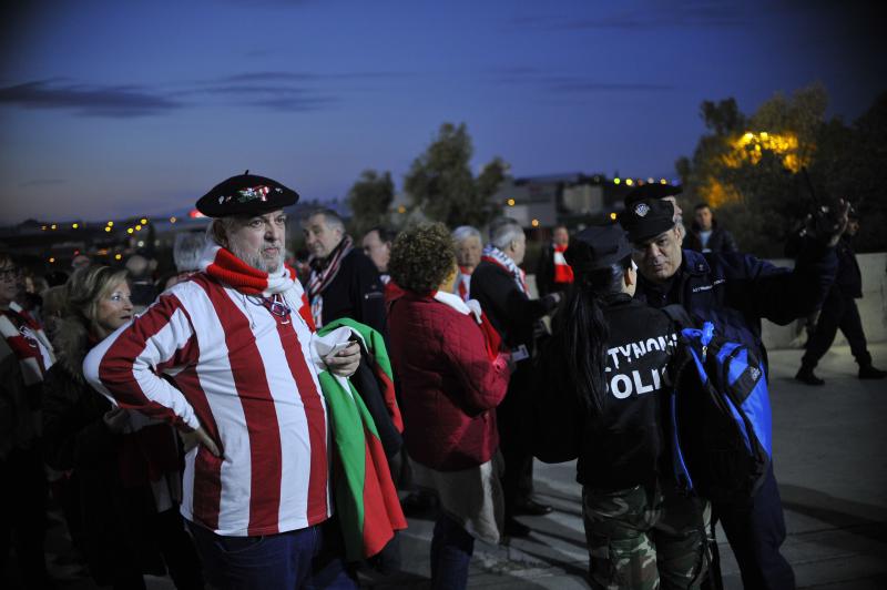 La afición del Athletic en el estadio del Apoel