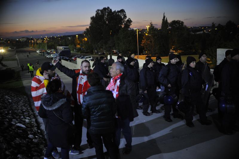 La afición del Athletic en el estadio del Apoel