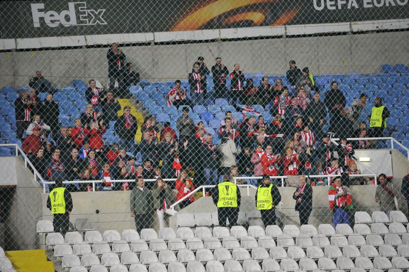 La afición del Athletic en el estadio del Apoel