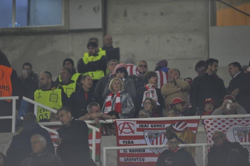 La afición del Athletic en el estadio del Apoel