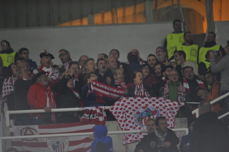 La afición del Athletic en el estadio del Apoel