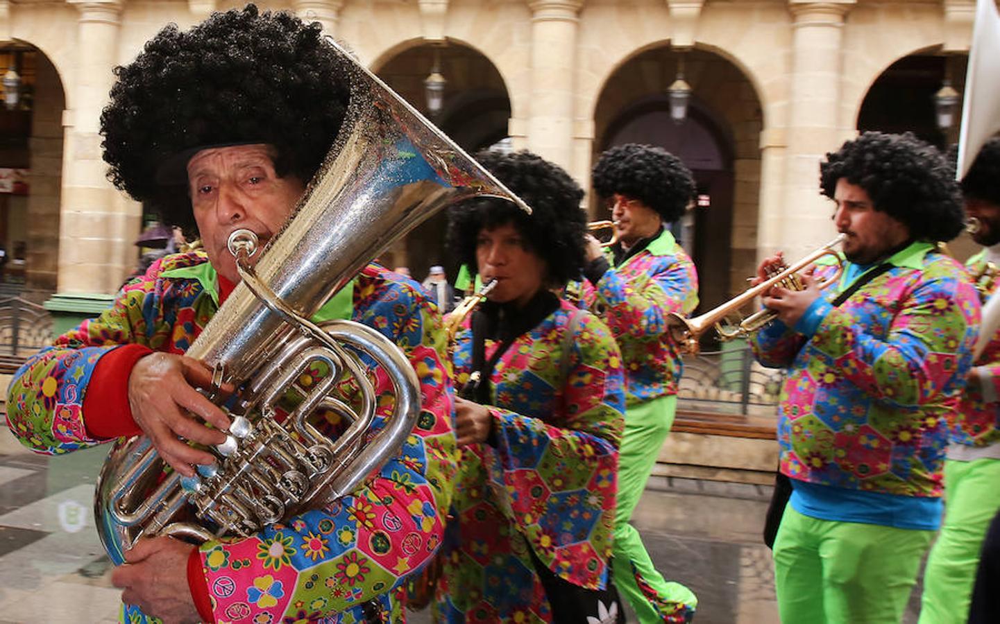 Los txikis festejan el Carnaval en la Plaza Nueva