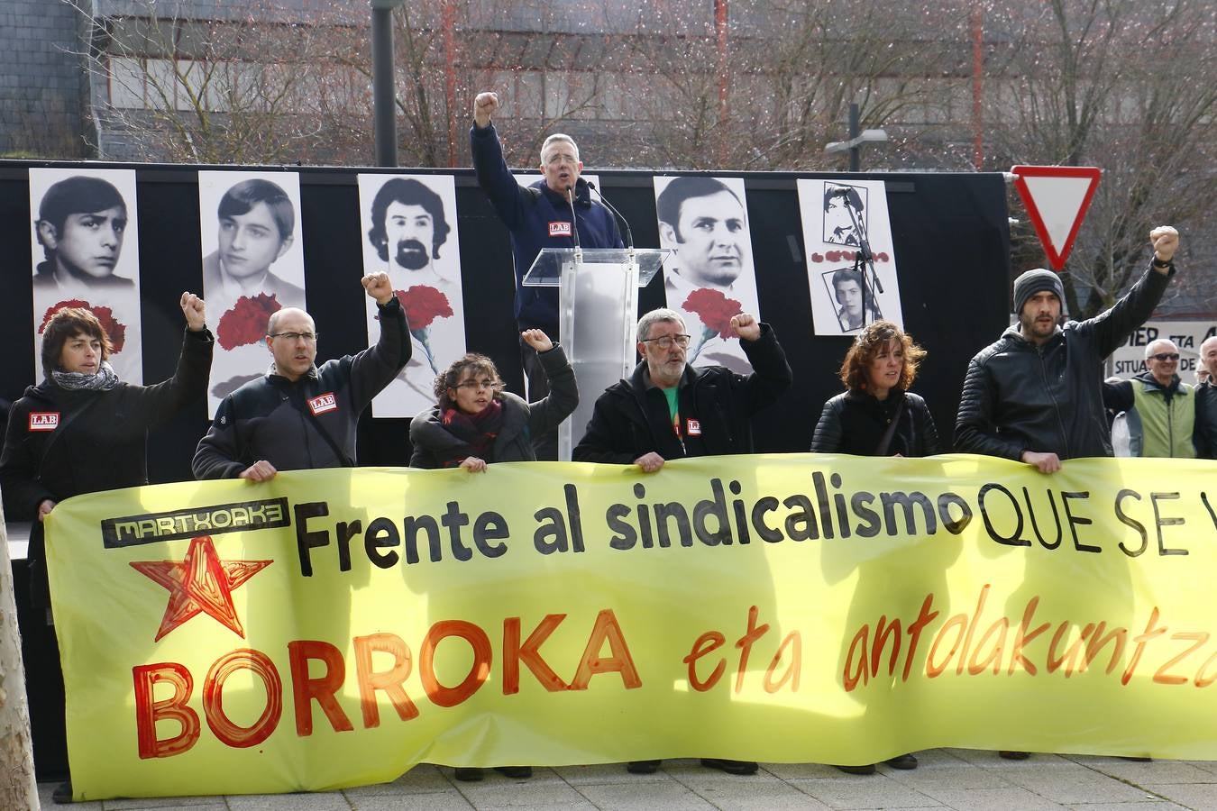 Ofrendas florales en recuerdo de las víctimas del Tres de Marzo