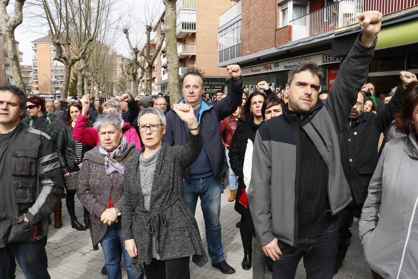 Ofrendas florales en recuerdo de las víctimas del Tres de Marzo