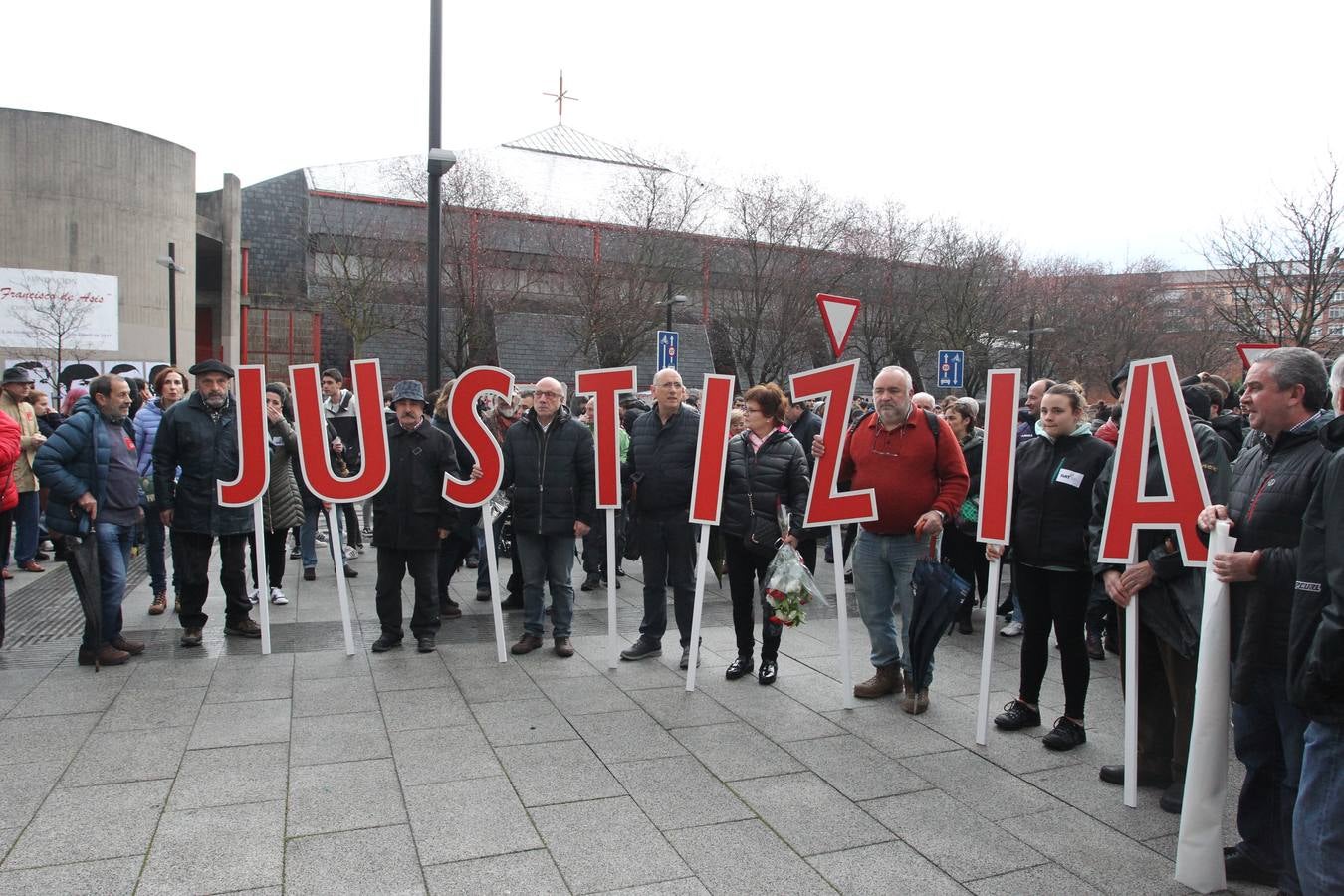 Ofrendas florales en recuerdo de las víctimas del Tres de Marzo