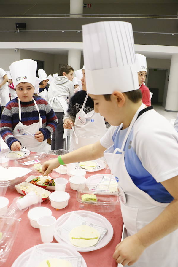 Los niños de Vitoria, con las manos en la masa