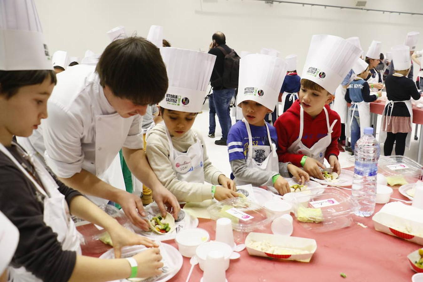 Los niños de Vitoria, con las manos en la masa