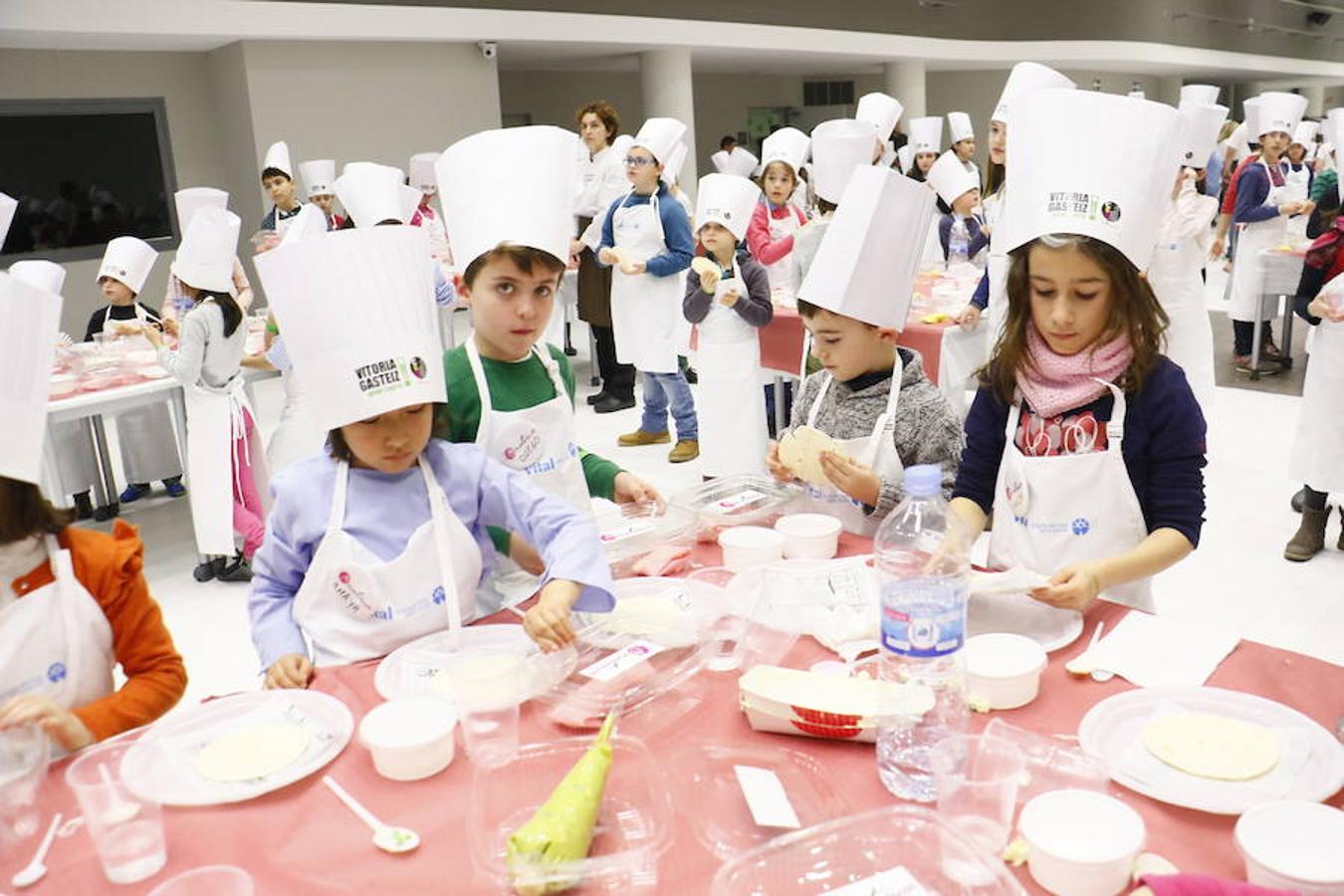 Los niños de Vitoria, con las manos en la masa