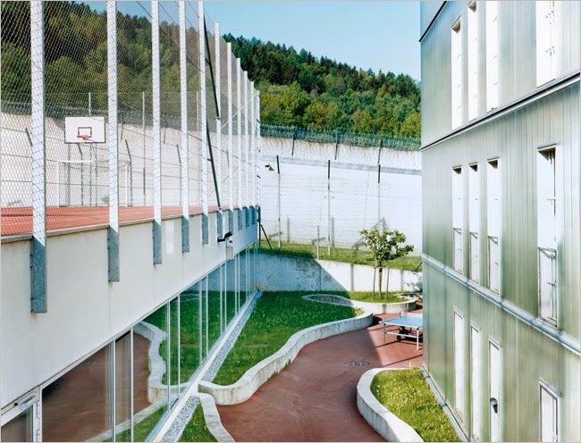 Leoben Justice Center (Austria). Una de las cárceles más hermosas del planeta, el diseño, más parecido a un conglomerado de oficinas que a una prisión, fue obra del arquitecto Joseph Hohensinn. Cada habitación cuenta con baño y cocina privados, ventanas (irrompibles) de suelo a techo, escritorio y estanterías. Dispone de un enorme gimnasio, mesas de ping-pong, basket y habitaciones conyugales por si hay que atender a las visitas.