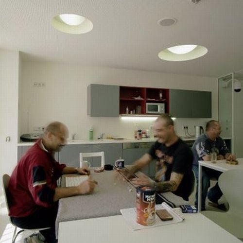Leoben Justice Center (Austria). Una de las cárceles más hermosas del planeta, el diseño, más parecido a un conglomerado de oficinas que a una prisión, fue obra del arquitecto Joseph Hohensinn. Cada habitación cuenta con baño y cocina privados, ventanas (irrompibles) de suelo a techo, escritorio y estanterías. Dispone de un enorme gimnasio, mesas de ping-pong, basket y habitaciones conyugales por si hay que atender a las visitas.