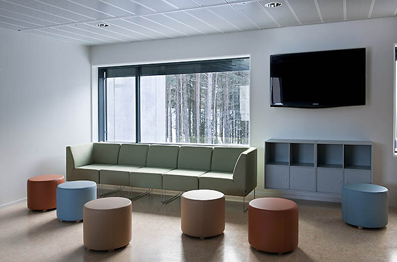 Prisión Halden (Noruega). Entre cada 10 o 12 habitaciones hay una cocina, sala de estar y las paredes están decoradas con obras de reconocidos artistas contemporáneos por valor de 1 millón de euros.