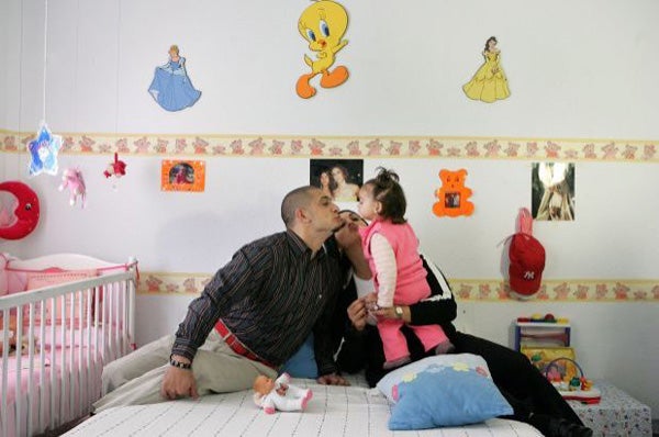 Prisión de Aranjuez (España). La celda esta acondicionada para niños, llena de accesorios y juguetes. La misión de este programa es que el niño pueda desarrollar lazos con los padres y los internos desarrollen habilidades parentales que permitan su rehabilitación. Los condenados por delitos sexuales, lógicamente, no tienen derecho a este tipo de beneficios penitenciarios.