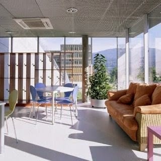 Leoben Justice Center (Austria). Una de las cárceles más hermosas del planeta, el diseño, más parecido a un conglomerado de oficinas que a una prisión, fue obra del arquitecto Joseph Hohensinn. Cada habitación cuenta con baño y cocina privados, ventanas (irrompibles) de suelo a techo, escritorio y estanterías. Dispone de un enorme gimnasio, mesas de ping-pong, basket y habitaciones conyugales por si hay que atender a las visitas.