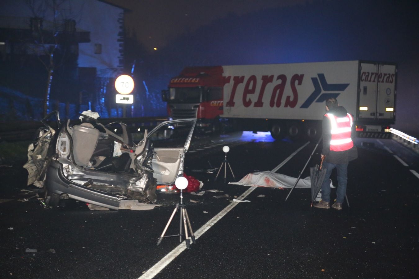 Imágenes tras el accidente entre un camión y varios turismos en Azkoitia