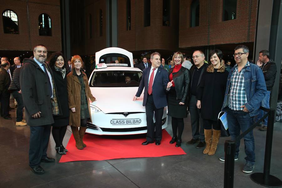 Presentación del taxi Tesla 100% eléctrico en Bilbao