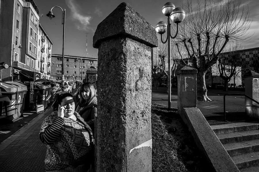 Una mujer habla por el móvil en la campa Basarrate.