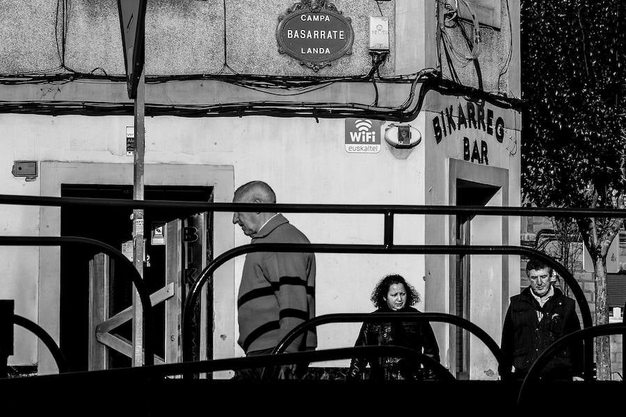 'La Campa' cuenta con una parada de metro y es muy transitada por los vecinos que hacen la compra o toman un txikito en los locales de alrededor.