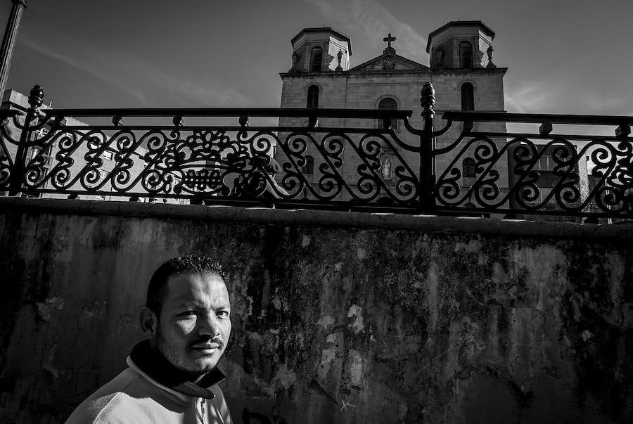 Los creyentes del barrio acuden a la iglesia Carmelo de Begoña los domingos.