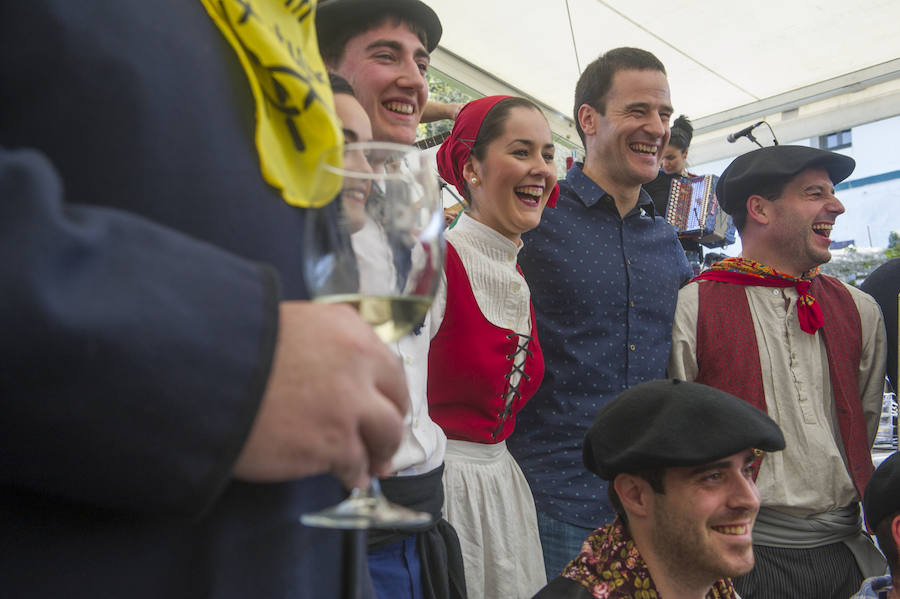 Abel Barriola apadrina la nueva añada de txakoli de Bakio