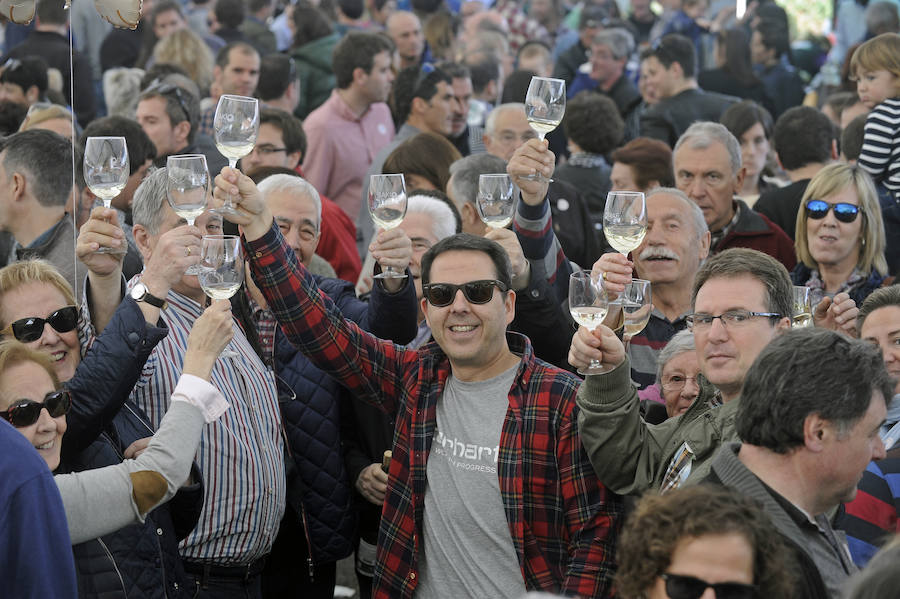 Abel Barriola apadrina la nueva añada de txakoli de Bakio