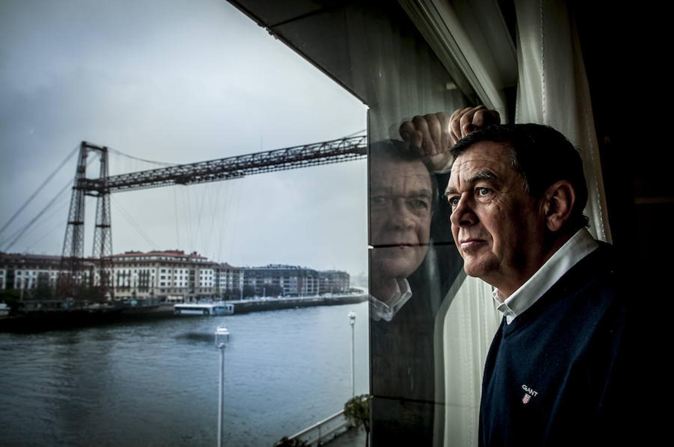 Puente Colgante. Fernando Rueda, director del grupo de danzas Elai Alai, de Portugalete, reside frente a este monumento declarado por la Unesco patrimonio de la humanidad en 2006. Erigido por los arquitectos Alberto de Palacio y Ferdinand Arnodin en 1893, su travesaño de 160 metros se eleva 45 sobre la pleamar