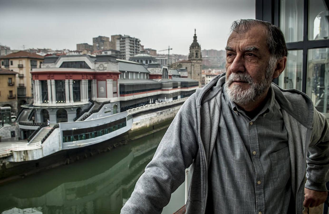 Mercado de La Ribera. El actor Ramón Barea posa junto al mayor mercado cubierto de Europa, según Guinnes, construido en 1929 por Pedro Ispizua