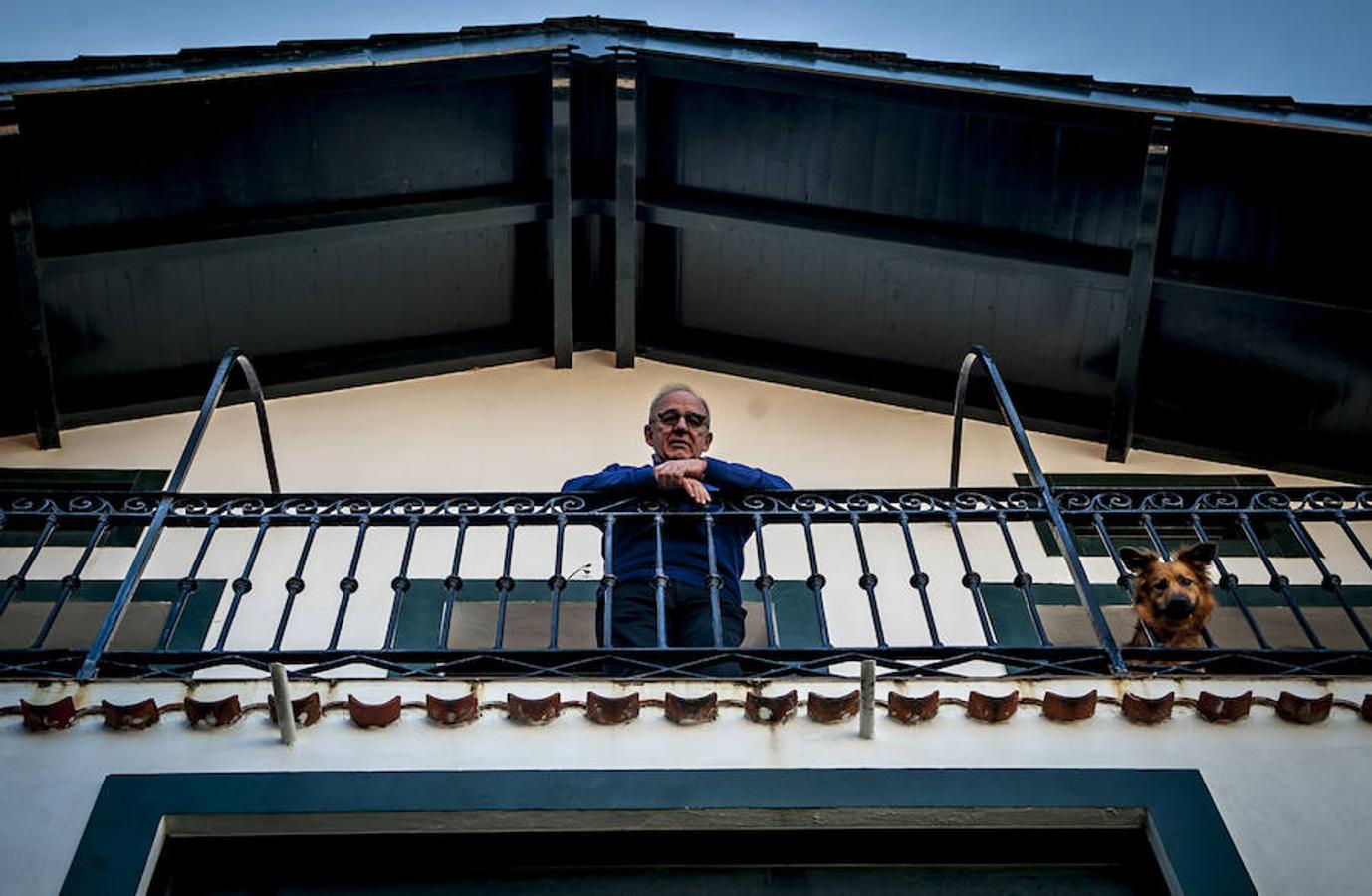 Barrio de pescadores de Algorta. Antón Insausti, jubilado, reside en este escenario de novela y cuna del kalimotxo