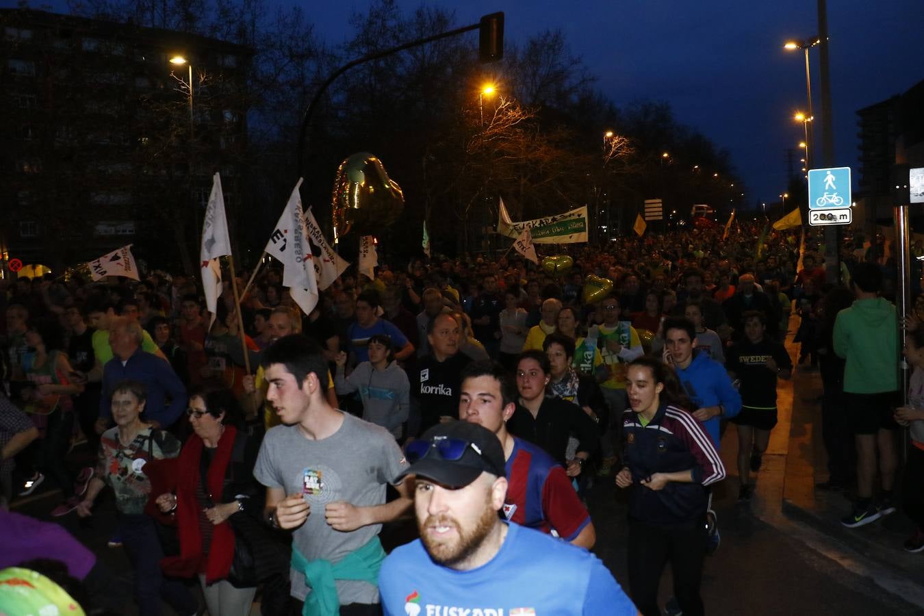 La Korrika recorre las calles de Vitoria