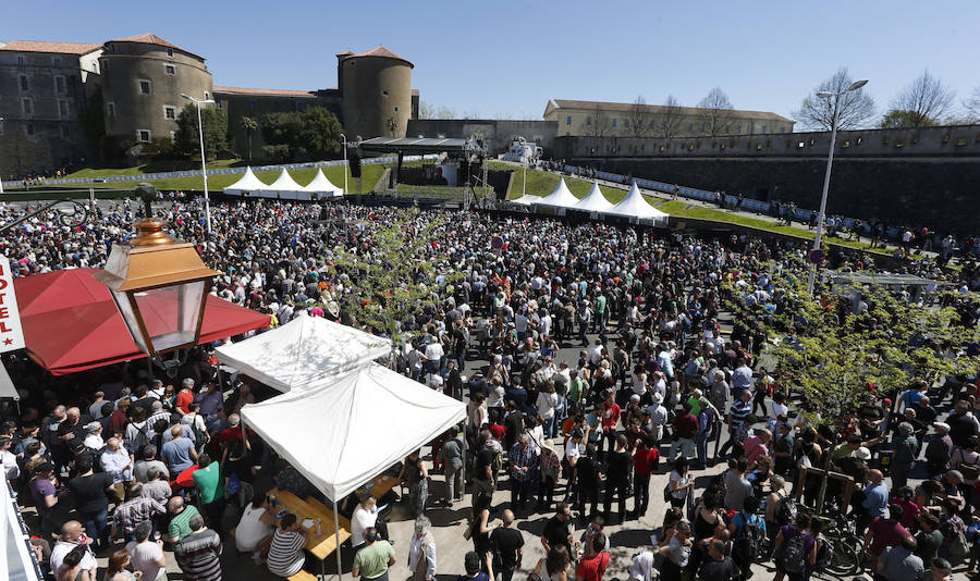 Miles de personas celebran en Bayona la entrega de armas de ETA
