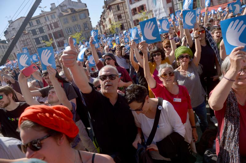 Miles de personas celebran en Bayona la entrega de armas de ETA
