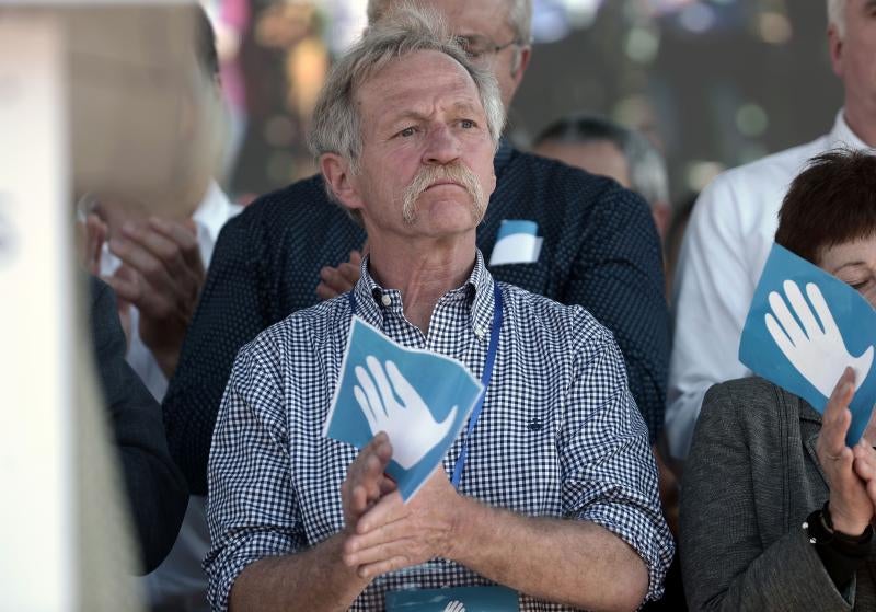 Miles de personas celebran en Bayona la entrega de armas de ETA