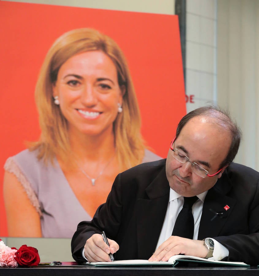 El líder del PSC, Miquel Iceta, firma en el libro de condolencias instalado la sede del PSOE, en Madrid.