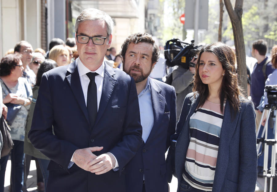 Los dirigentes de Ciudadanos Inés Arrimadas (d), José Manuel Villegas (i) y Miguel Gutiérrez (c), a su llegada a la sede del PSOE, en Madrid, donde se ha instalado la capilla ardiente para despedir a Carme Chacón.