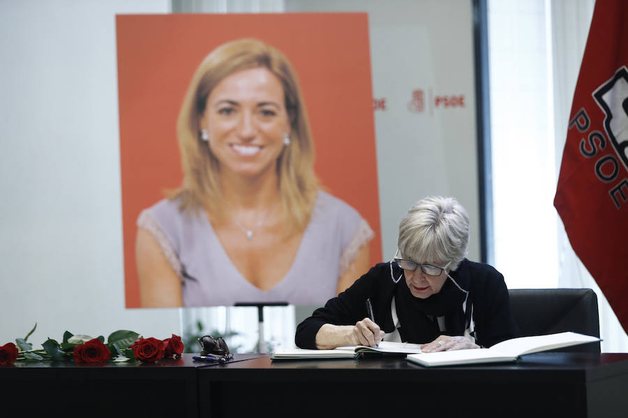 La actriz Concha Velasco firma el libro de condoloncias en la sede del PSOE.