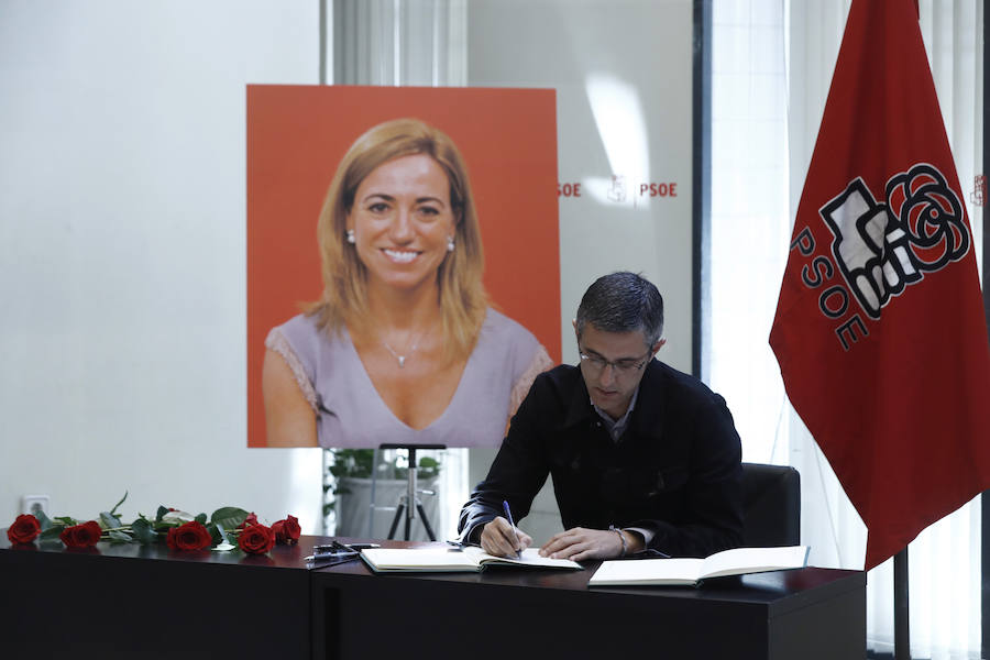 El socialista Eduardo Madina firma en el libro de condoloncias en la sede del PSOE.