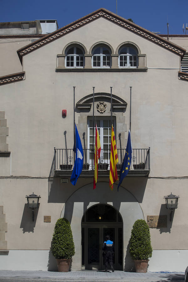 Las banderas del Ayuntamiento de Esplugues de Llobregat (Barcelona), localidad natal de la exministra Carme Chacón.