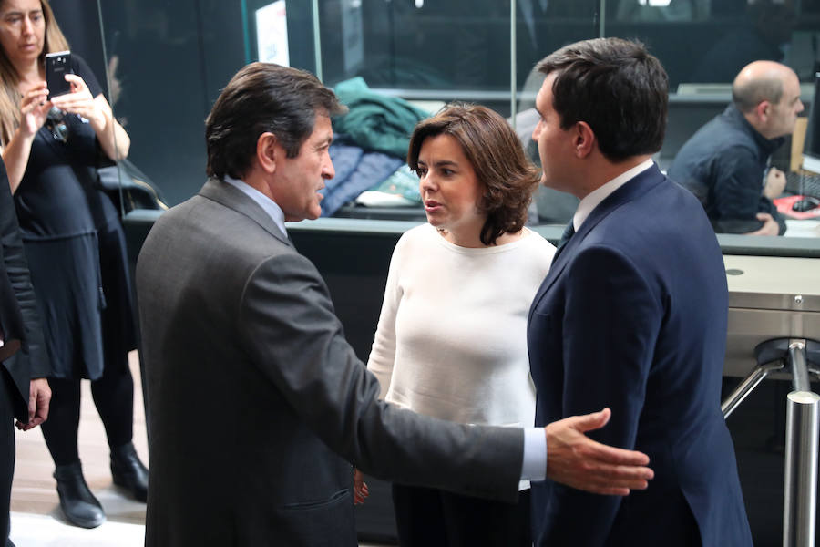 La vicepresidenta del Gobierno Soraya Sáenz de Santamaría conversa con el presidente de la Gestora socialista, Javier Fernández (i), en la sede del PSOE.