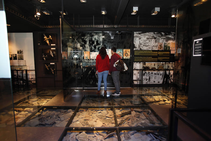 Numerosos turistas en el Museo de la Paz de Gernika