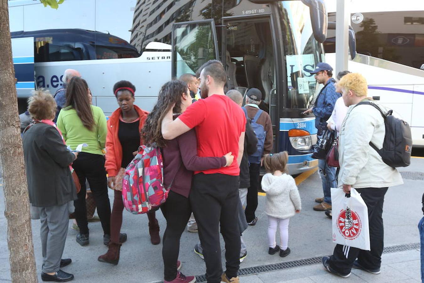 Los viajeros que llegan y se marchan en autobús