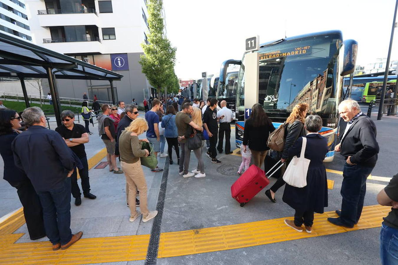 Los viajeros que llegan y se marchan en autobús