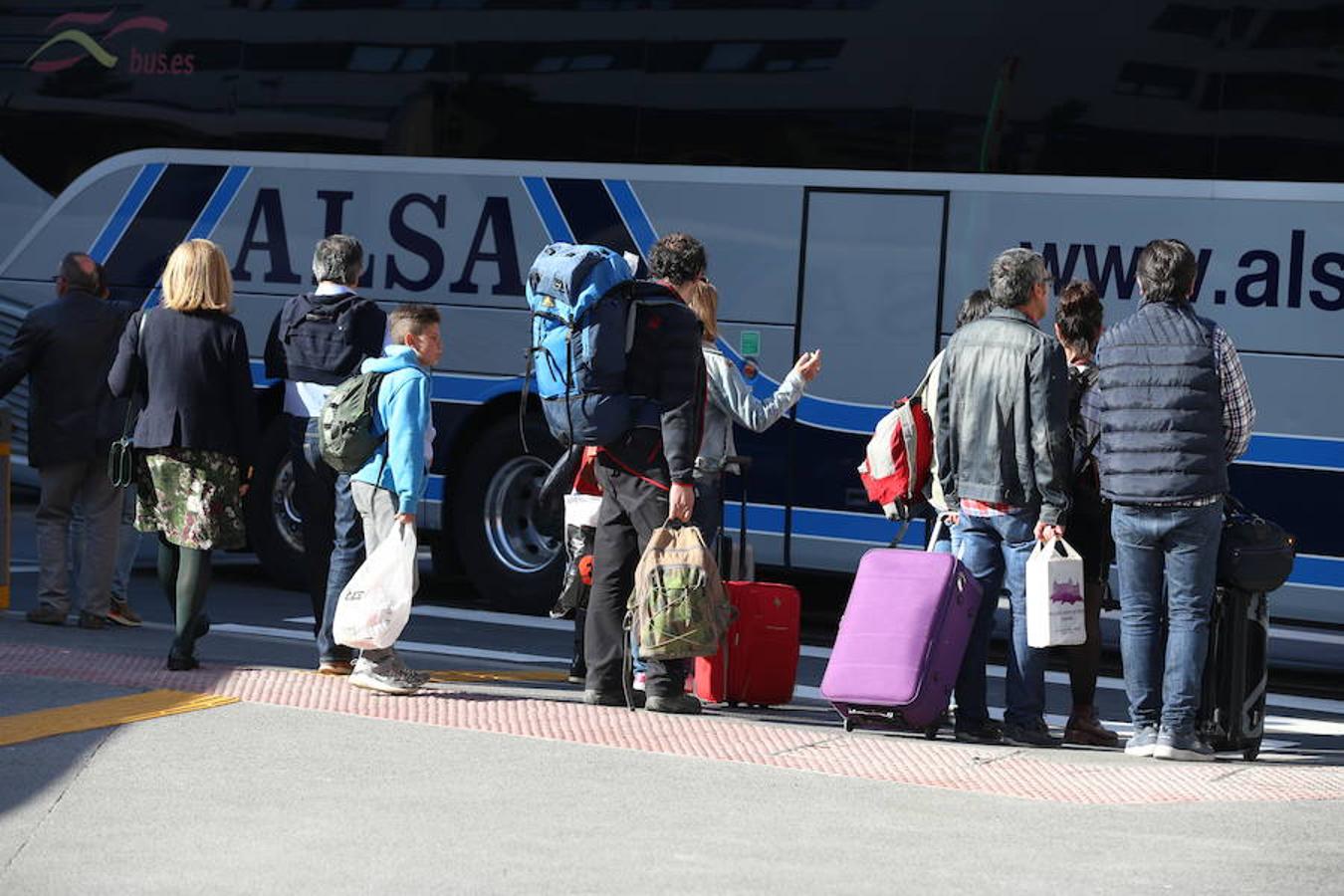 Los viajeros que llegan y se marchan en autobús