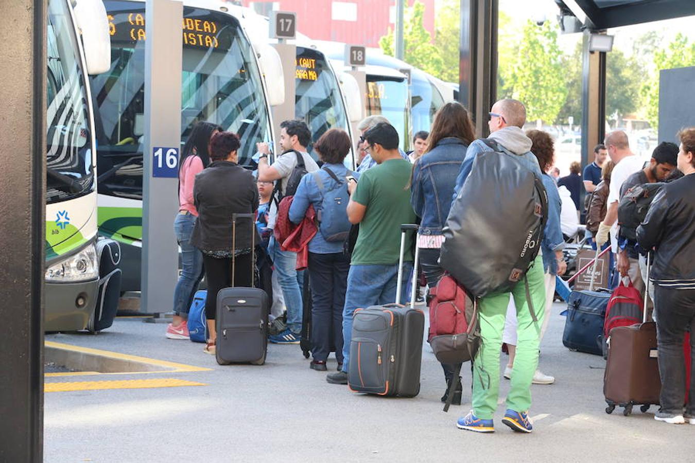 Los viajeros que llegan y se marchan en autobús