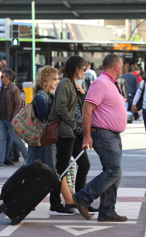 Los viajeros que llegan y se marchan en autobús